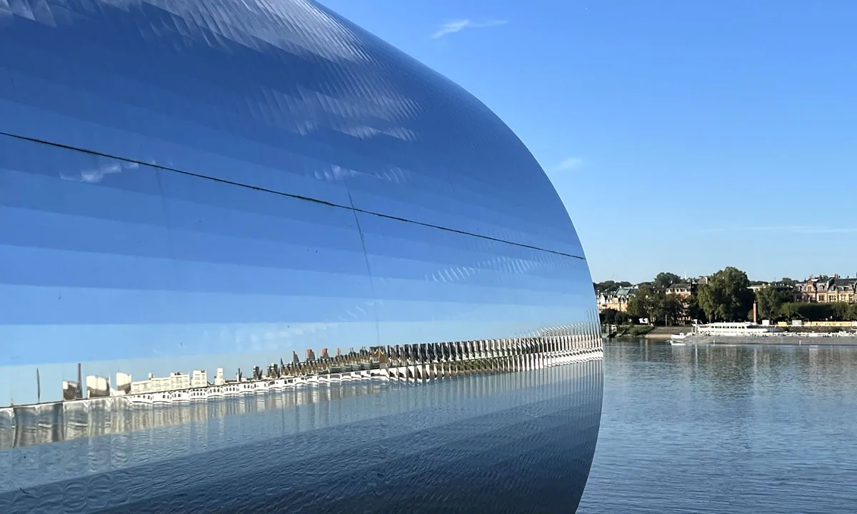 Kunstobjekt mit Spiegeln und Blick über den Rhein auf die Stadt Mainz &middot; ARNOLD Elektrotechnik